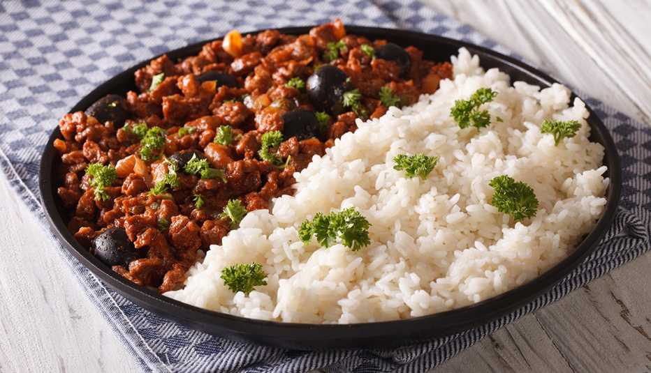 Picadillo con arroz blanco