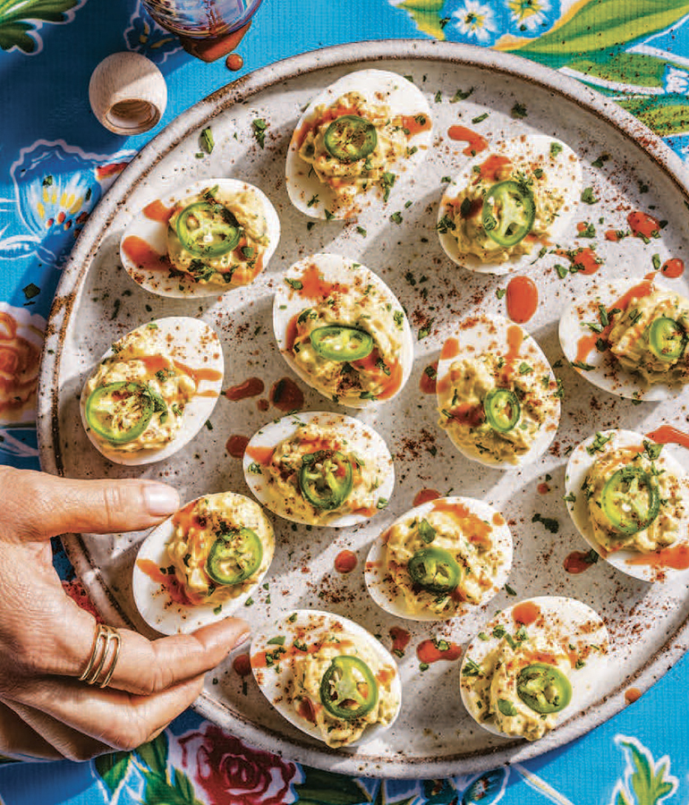 Huevos endiablados cubiertos con jalapeños y salsa picante