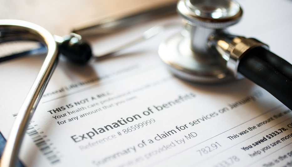 Estetoscopio sobre una factura médica.