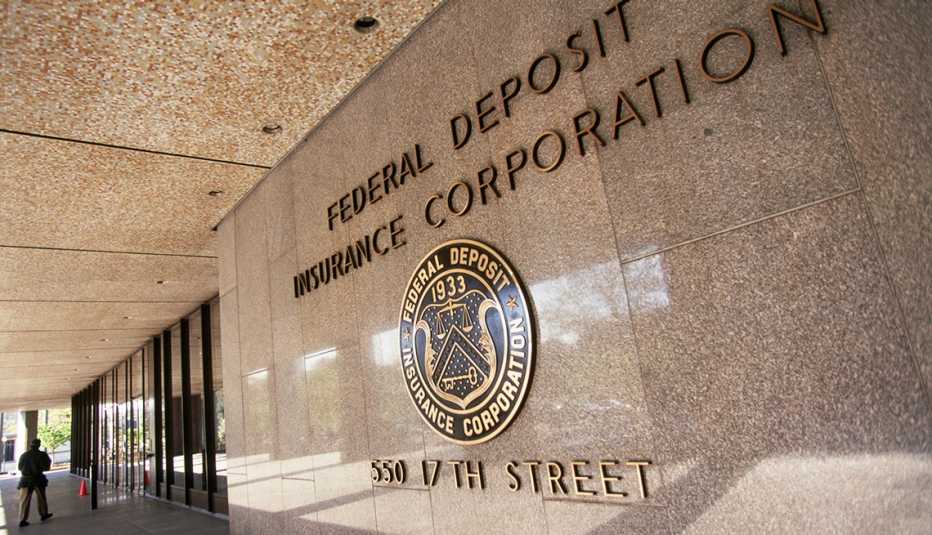 Entrada al edificio de la Corporación Federal de Seguro de Depósitos