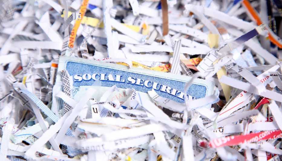 Tarjeta de Seguro Social en medio de papel picado