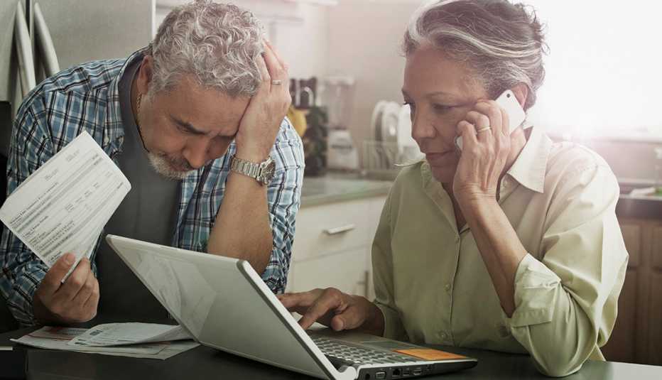 Pareja de adultos mayores luce estresada