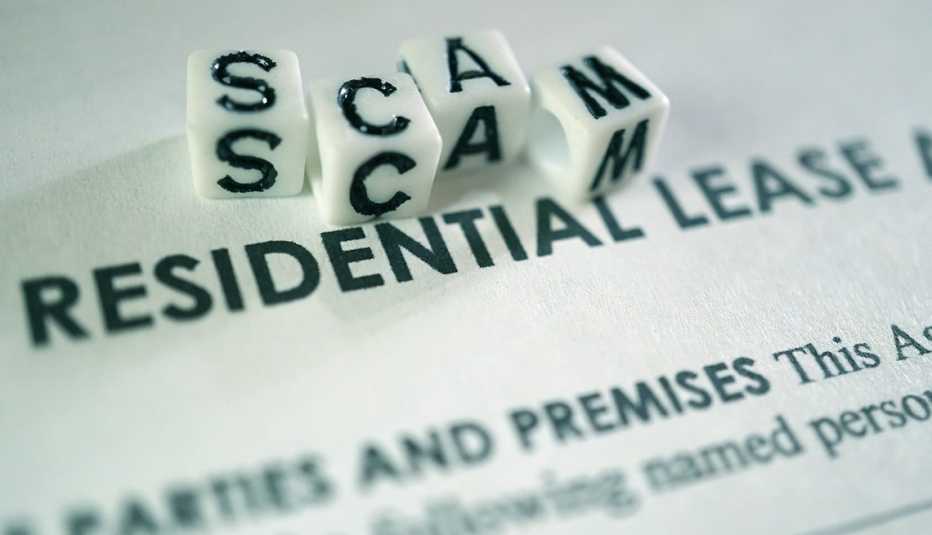 Formulario para rentar una propiedad con unos dados encima que dicen fraude.