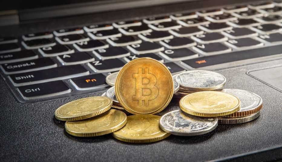 Criptomonedas encima de un teclado de computador portátil.
