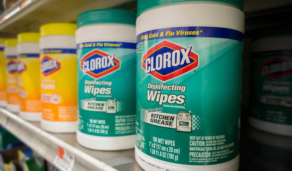 Tarros de Clorox en estantes de un supermercado