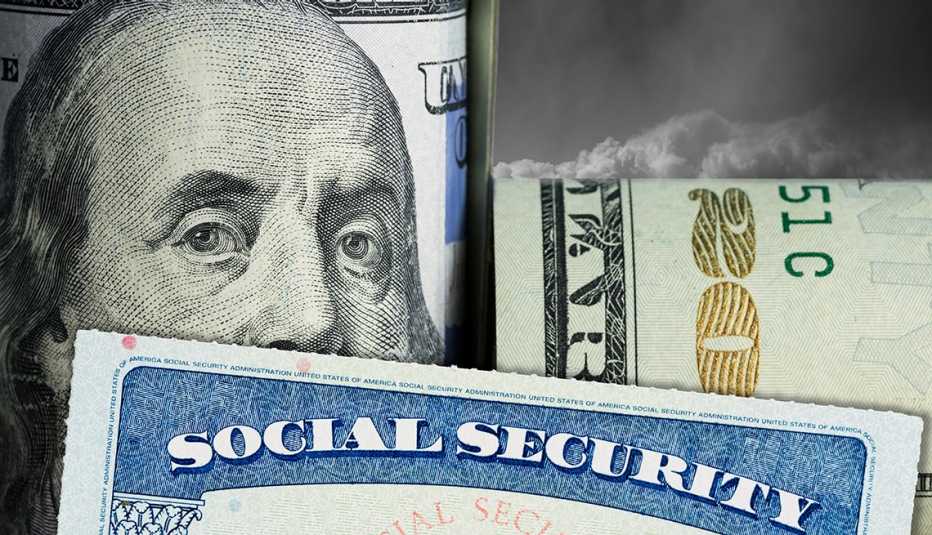 Tarjeta del Seguro Social con billete de 20 dólares doblado.