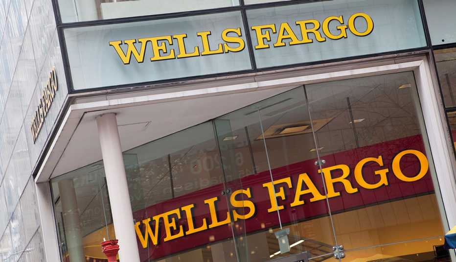 Entrada al banco Wells Fargo en la avenida Quinta, Manhattan, Ciudad de New York