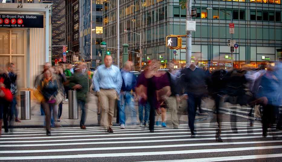 Esquina de la Avenida Sexta y la calle 42, Manhattan, Nueva York, con transeúntes cruzando sobre la zebra.
