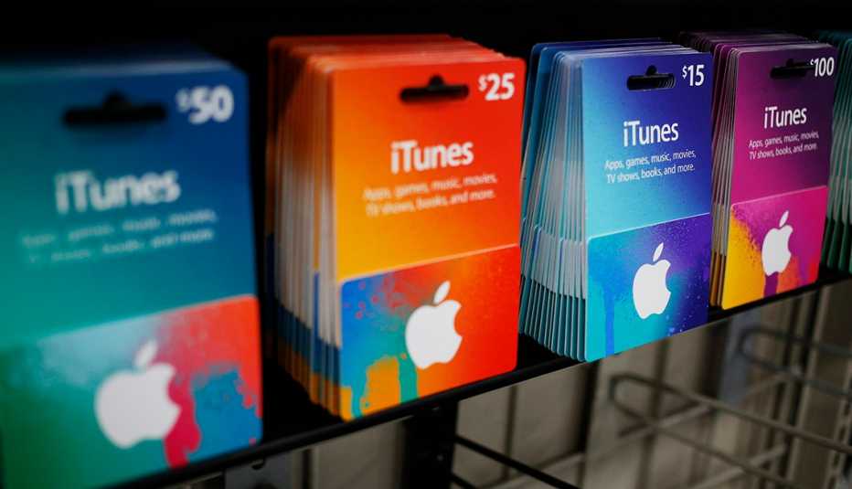 Tienda de Best Buy que muestra tarjetas de regalo de iTunes.