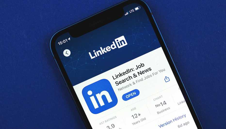 Teléfono inteligente con la página de Linkedin