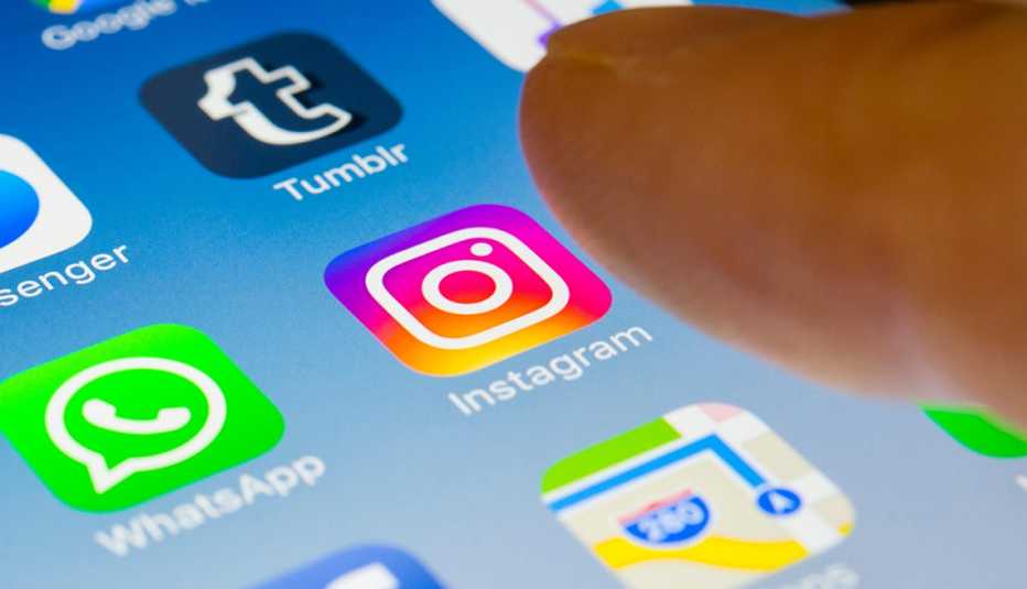 Teléfono inteligente que muestra aplicaciones como Instagram, WhatsApp, Tumblr y Maps de Apple.