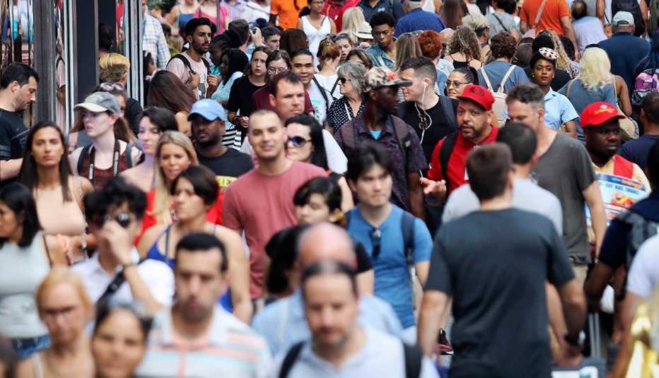 Personas caminando por Times Square, Nueva York.