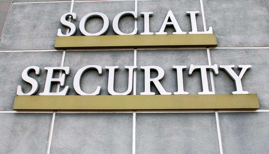 Letrero afuera del edificio de la Administración del Seguro Social