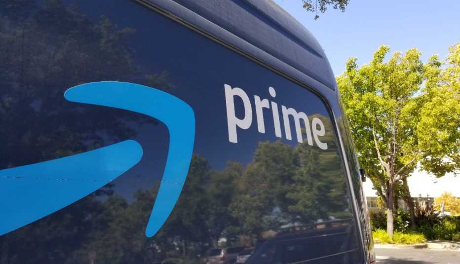 Parte lateral de un camión de reparto de Amazon en una zona residencial.