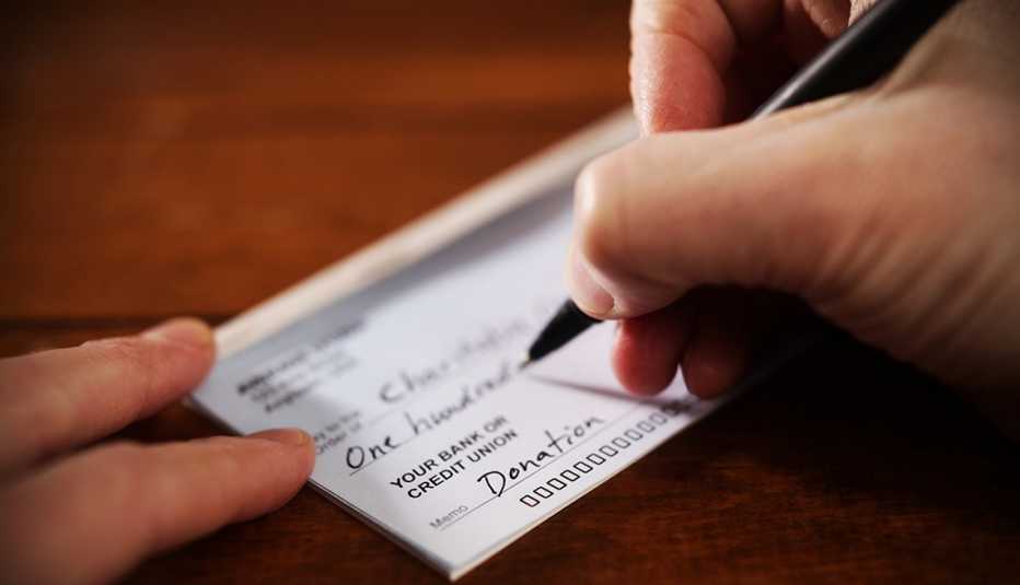 Persona diligencia un cheque
