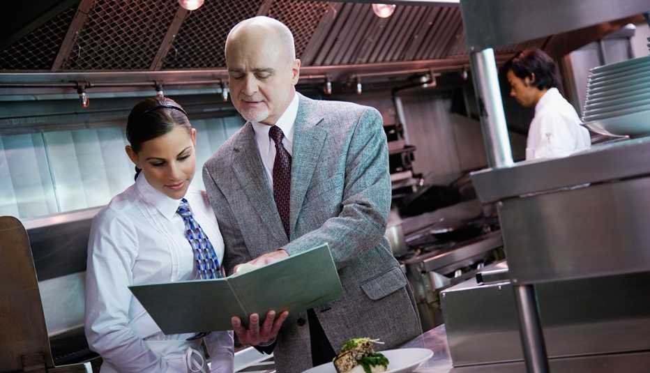 Empleado de un restaurante hablando con una mesera - Errores frecuentes al comprar un negocio