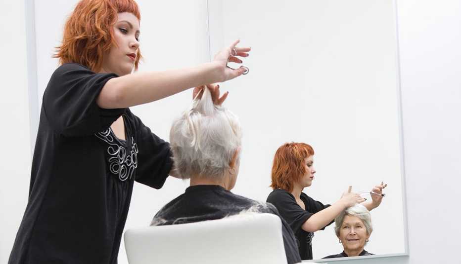 Descuentos en cortes de pelo para adultos mayores