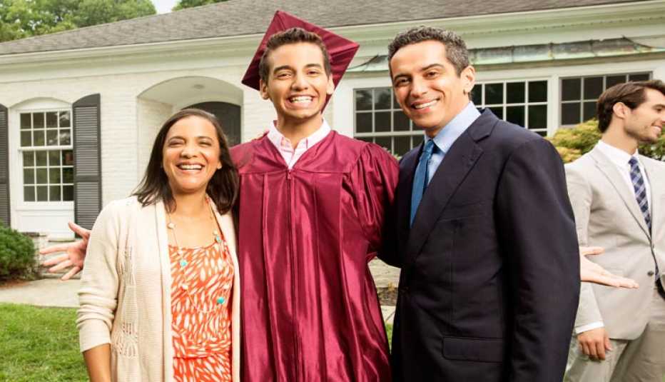 Familia celebra la graduación de la universidad. Centro de Recursos Becas Universitarias.