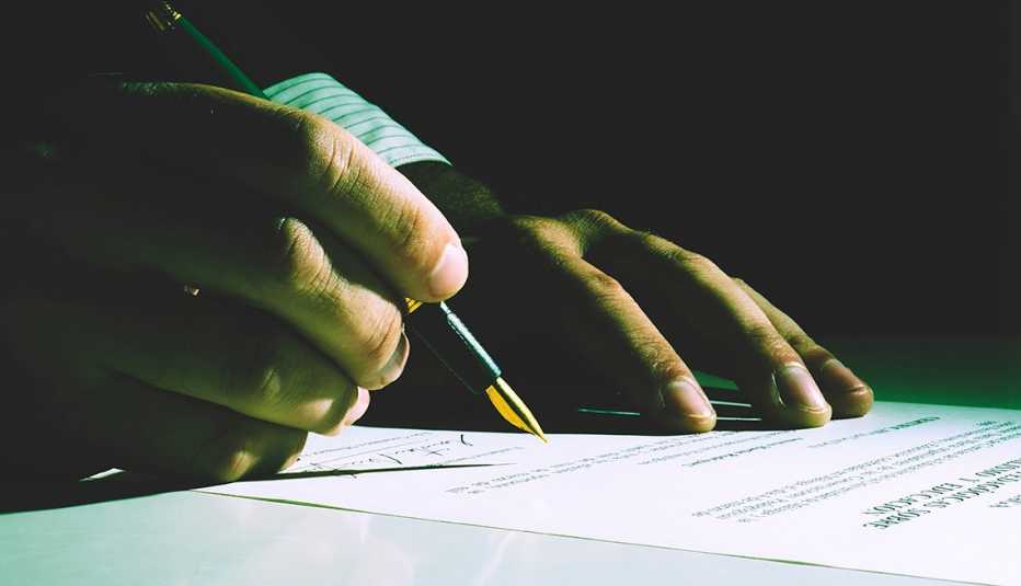 Manos firmando un documento