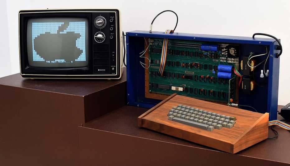 Computadora personal The Ricketts Apple-1 mostrada antes de una subasta en Christies el 5 de diciembre, 2014. 