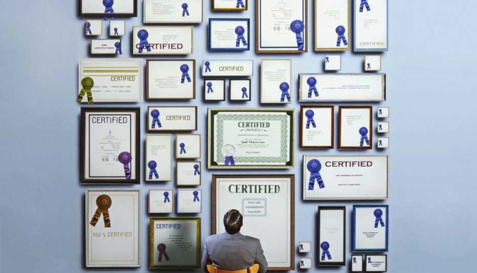 Pared llena de certificados y diplomas que parecen falsos