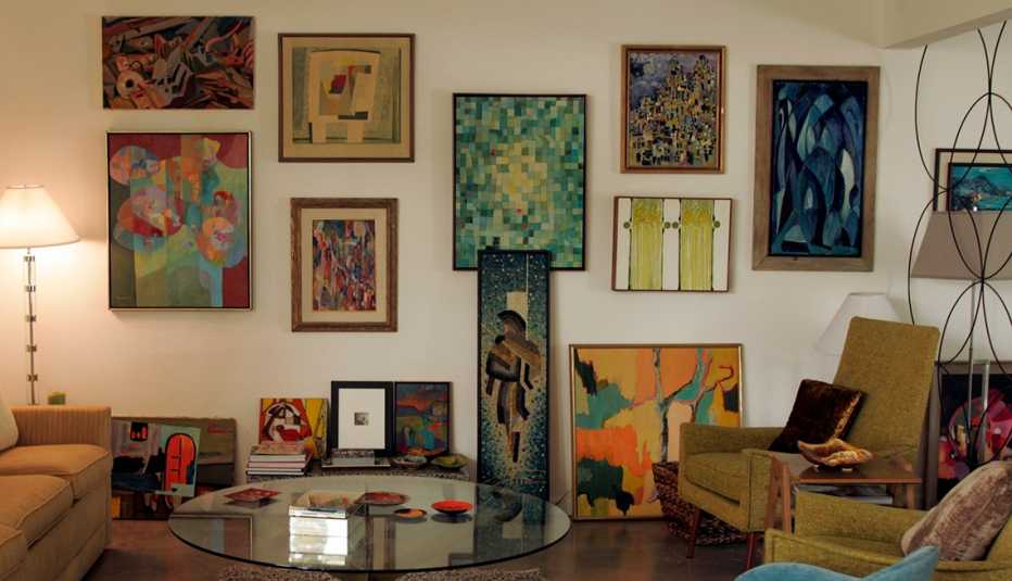 cuadros colgados en la sala de una casa.