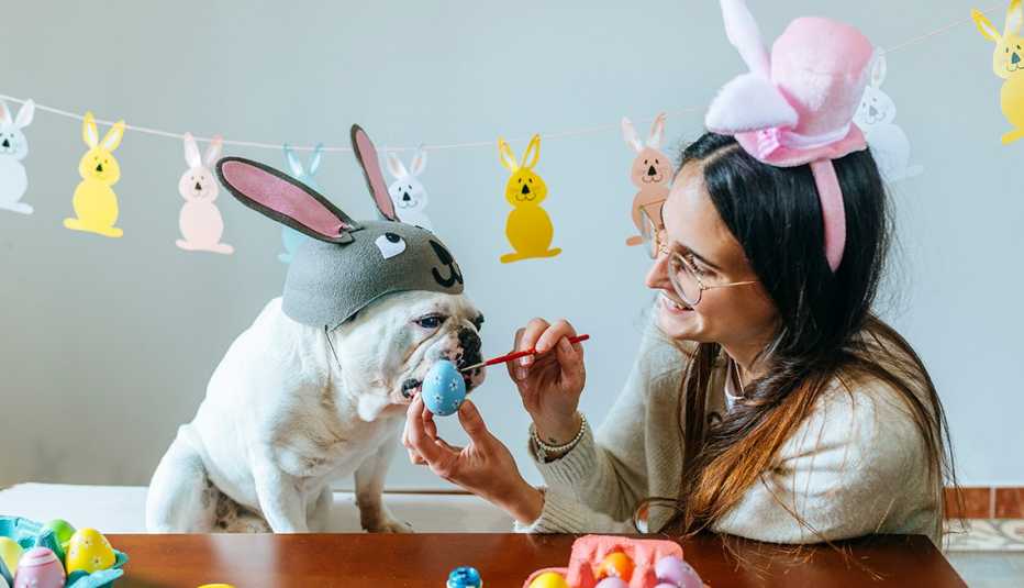 Mujer pinta a su perrito con un gorro en forma de conejo