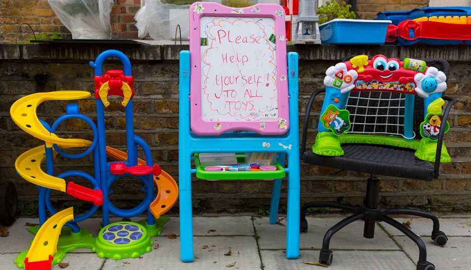 Juguetes de niños que van a regalar a quien los recoja