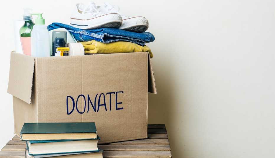 Caja de donación de ropa sobre una mesa pequeña