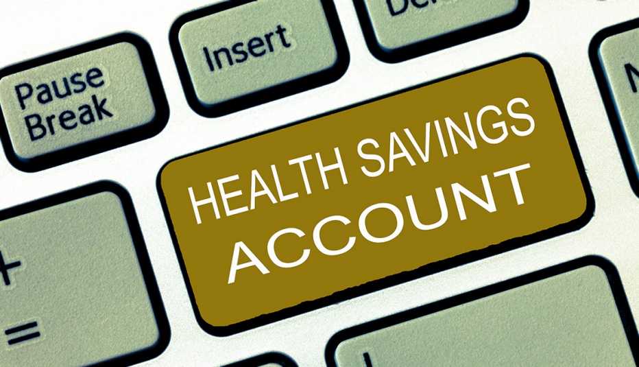 Ilustración de un teclado de computadora con una tecla que dice cuenta de ahorros para cuidados de la salud.