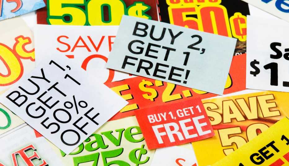 Avisos con ofertas de descuento pague uno y lleve el otro gratis