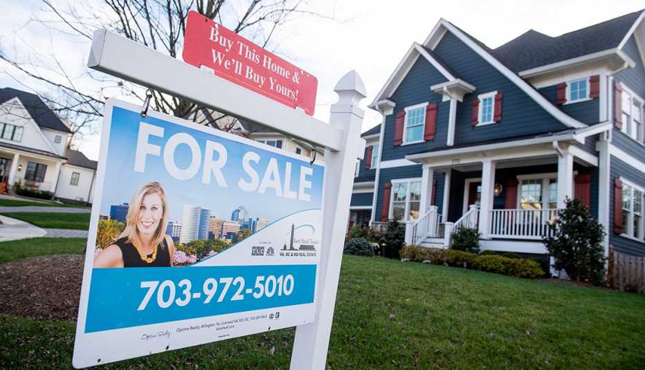Aviso de se vende frente a una casa en Arlington, Virginia, noviembre 19, 2020.