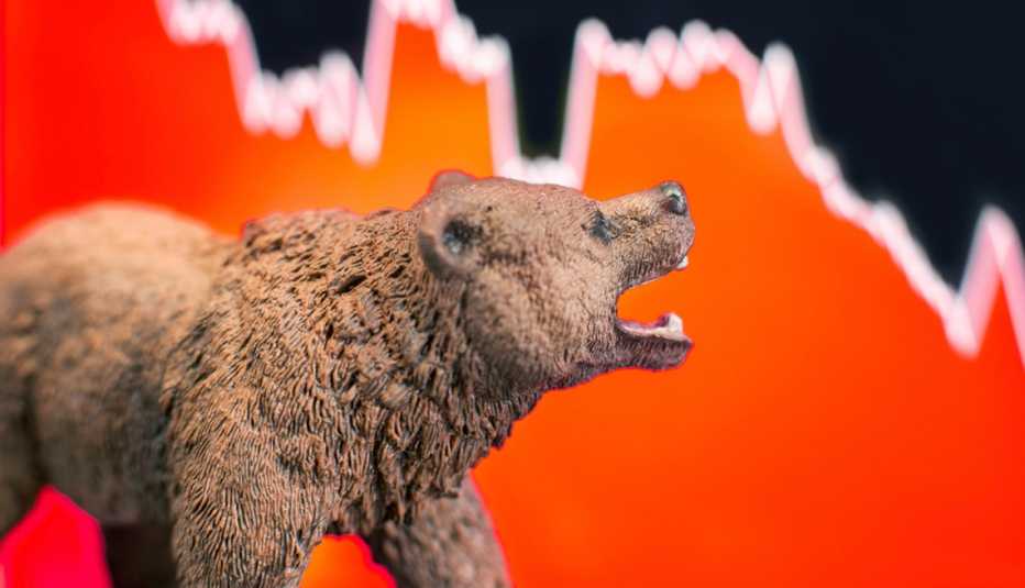 Un oso rugiendo y atrás una gráfica estadística que va a la baja