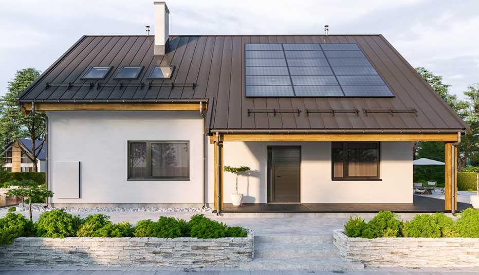 Casa con paneles solares en el techo