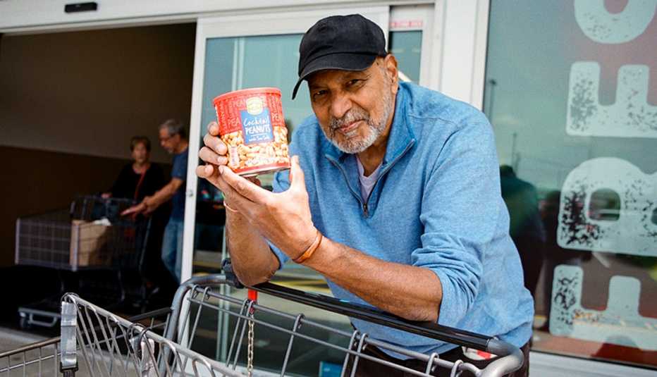 Victor Sukhai a las afueras de uno de los locales de Aldi