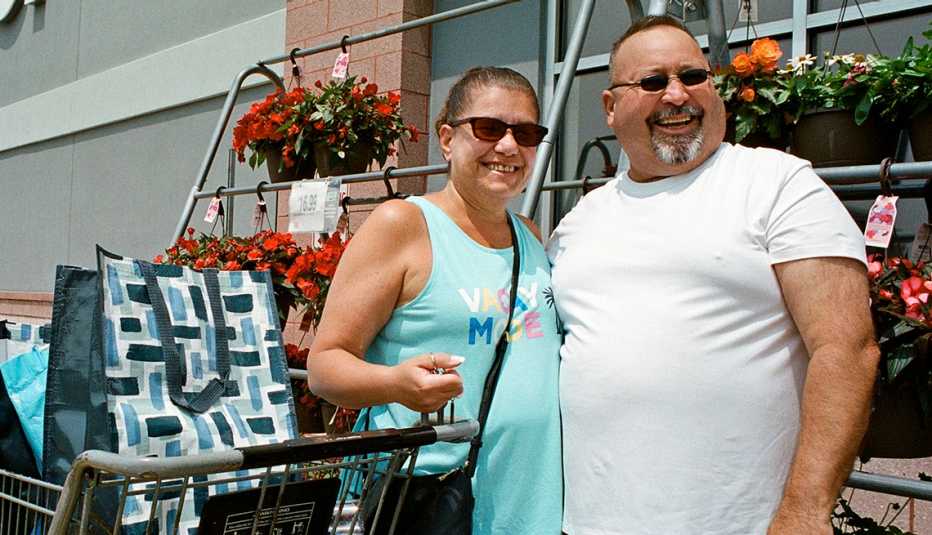 Manuela y Mario Anastacio a las afueras de uno de los locales de Carle Place en Nueva York