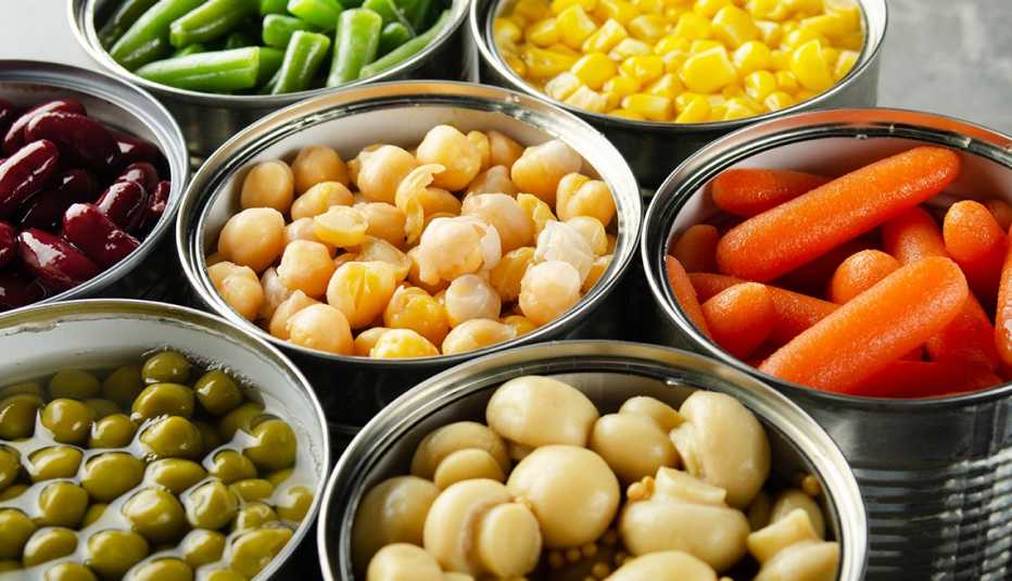Latas de vegetales abiertas