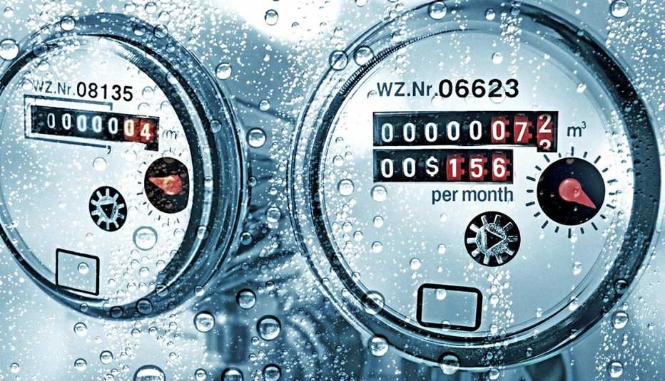 Contadores de agua con gotas de agua encima