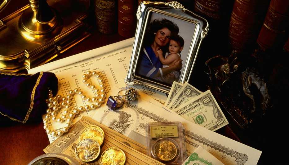 Reliquias y dinero de una familia.