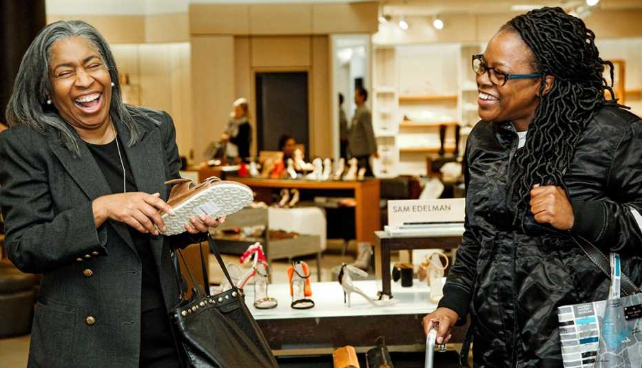 Una persona atiende el lanzamiento de una tienda temporal de ELLE y Birkenstock en Nordstrom, San Francisco, California.   