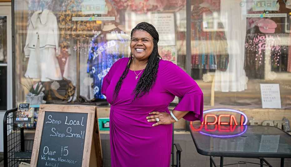 Lisa McGuthry, CEO de Our Favorite Things Boutique & Event Center, frente a su tienda en Cleveland, Ohio