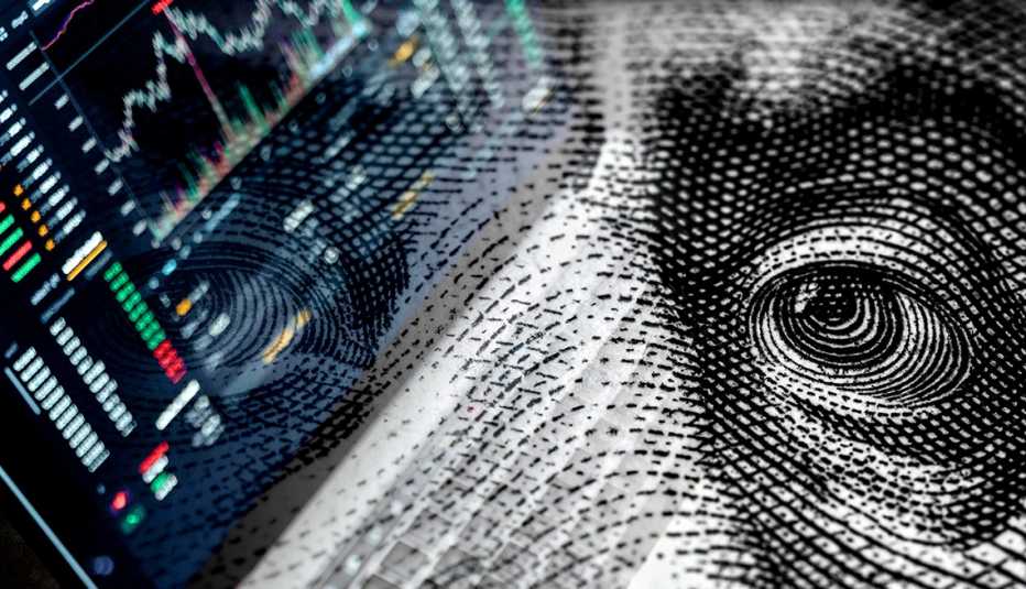 Combinación de una imagen cerca de un billete de dólar debajo de una pantalla con cifras del mercado de valores