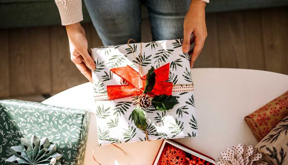Manos de una mujer viendo un regalo