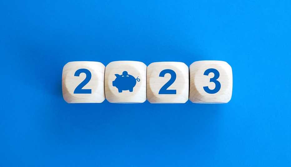 Dados que muestran 2023 pero con una alcancía en vez del cero.