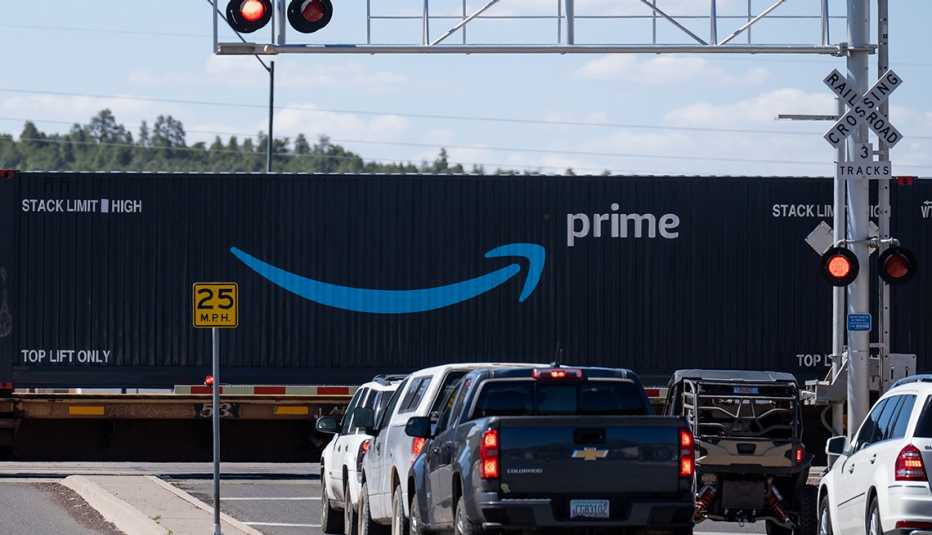 Un vagón con el logotipo de amazon prime bloquea el tráfico mientras circula por una ciudad