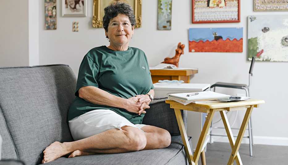 Celia Nathan, en su hogar en Maryland, luchó durante años para decidir sobre un asesor financiero.