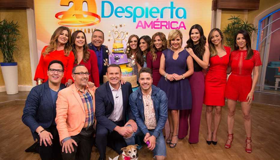 Ana María Canseco celebrando los 20 años del programa Despierta América al lado de sus compañeros.