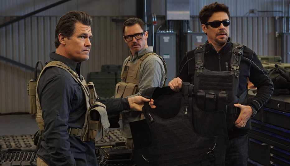 JOSH BROLIN, JEFFREY DONOVAN, BENICIO DEL TORO EN UNA ESCENA DE SICARIO