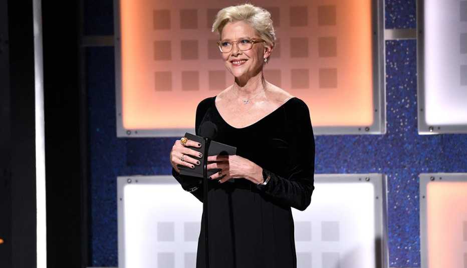 Annette Bening acepta el premio por trayectoria artística durante la 19a edición anual de los premios Movies For Grownups de AARP en Beverly Hills, California.