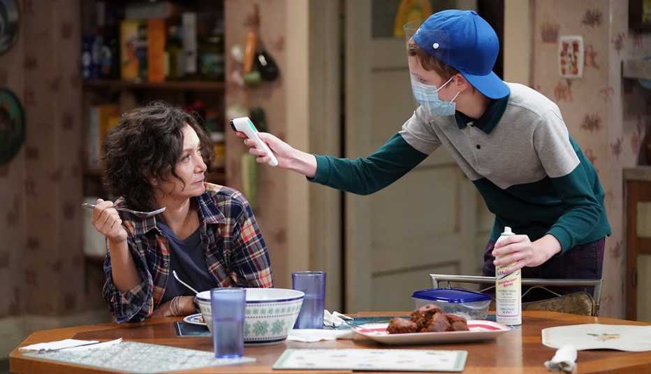 Sara Gilbert y Ames McNamara en una escena de The Conners.